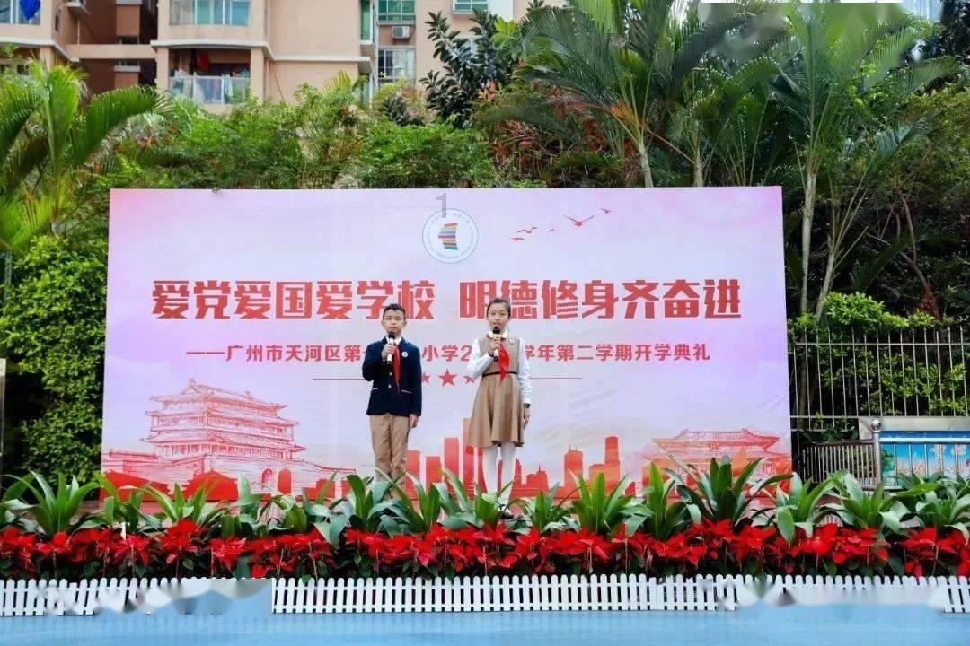 富人家“皆智其子，而疑邻人之父”的原因是什么